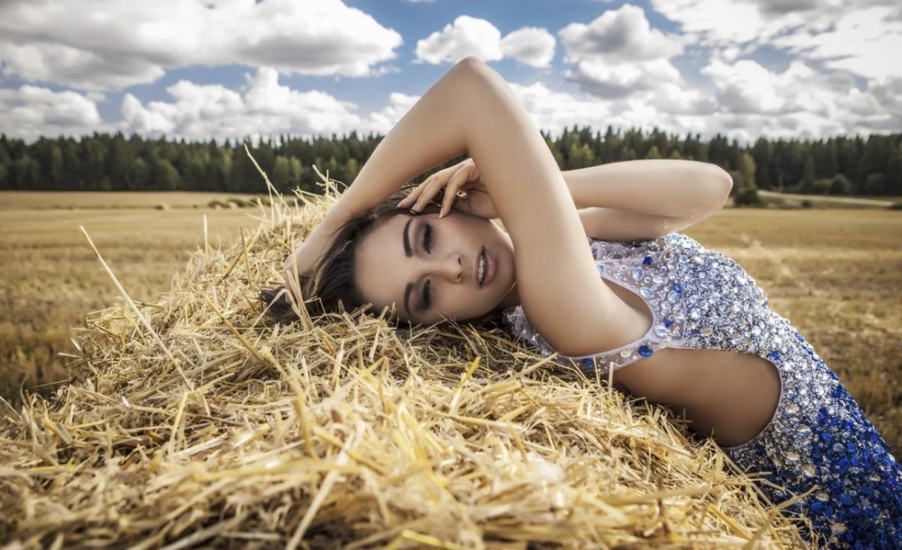 Девушка с большими сиськами фотографируется в поле 