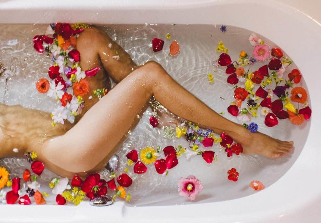 Принятие ванны с цветами