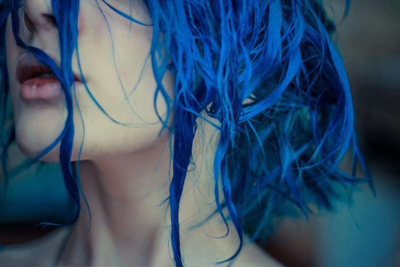 Девушка с голубыми волосами наслаждается отсосом крупным планом