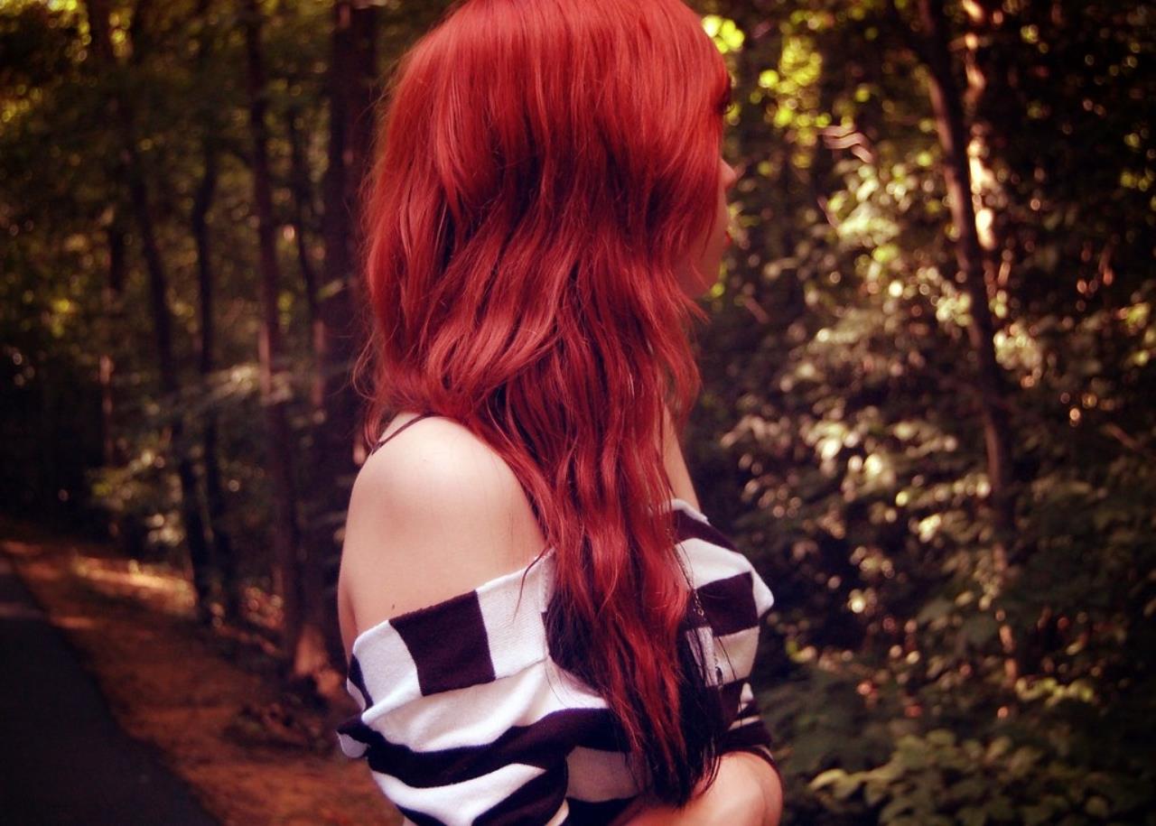 Девушка с красными волосами со спины