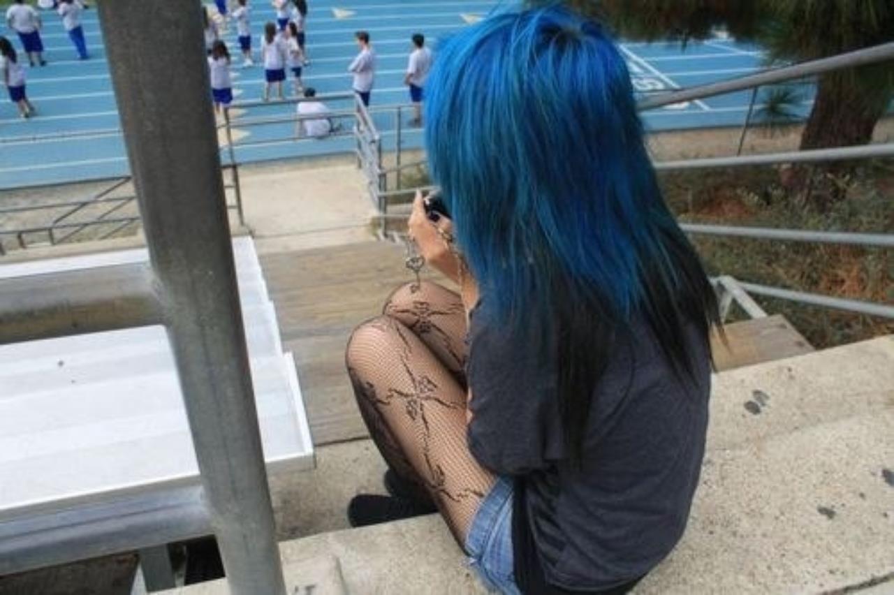 Девушка с синими волосами без лица