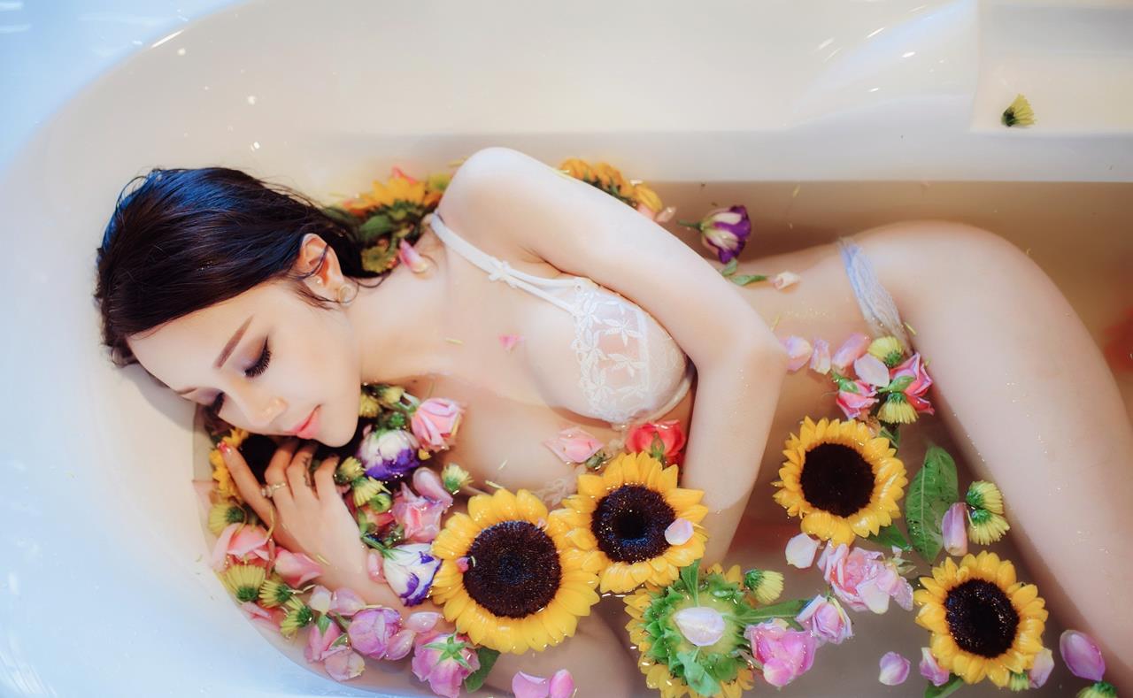 Сексуальная девушка с красивой грудью моется в ванной