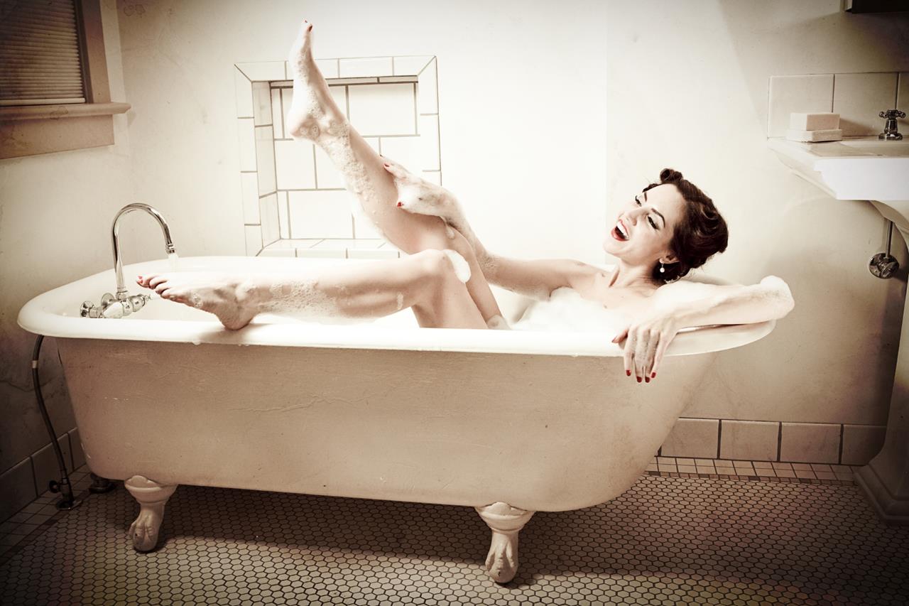 Кармен - Раздевается в ванной комнате - 68 фото