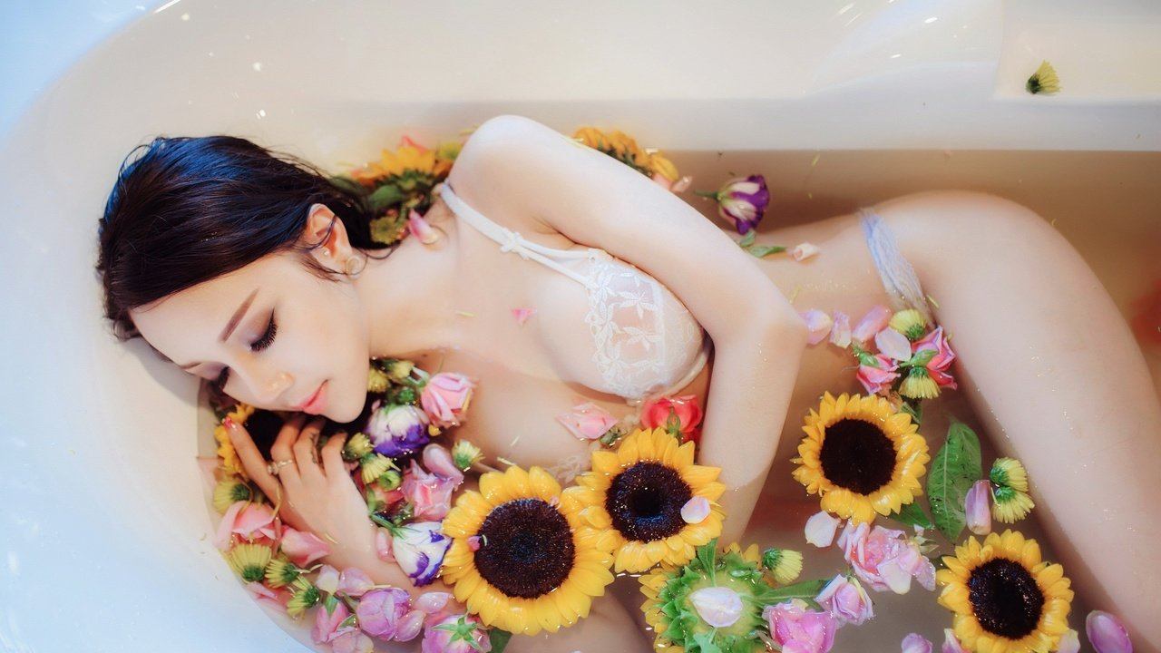 Красивая грудь девушки принимающей ванну фото