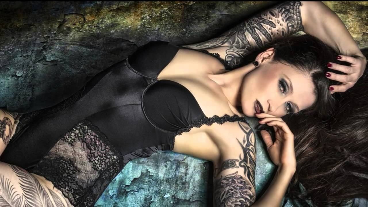 Татуированная девушка в белье