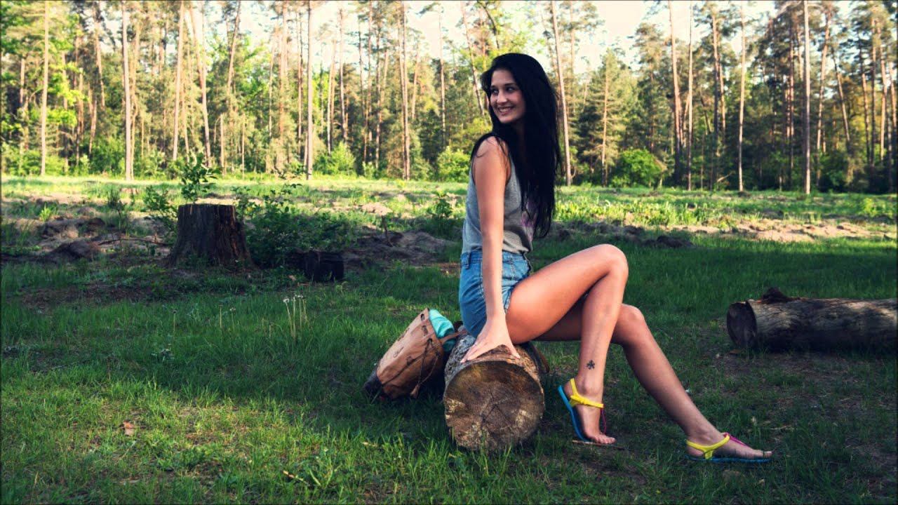 Молодая русская блядь разделась в лесу