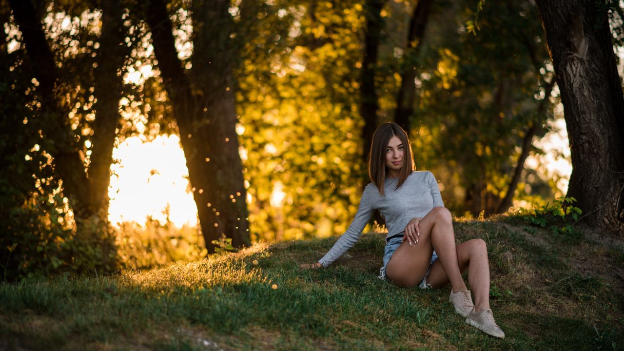 Фото девушки без трусиков в осеннем парке