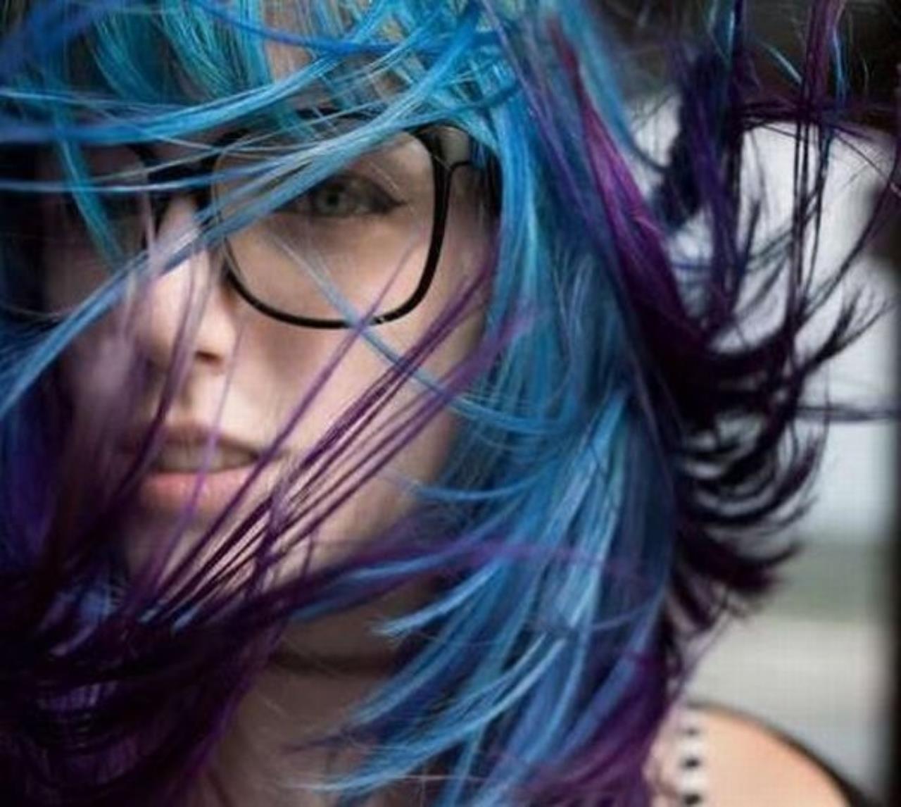 Девушка с синими волосами и очками