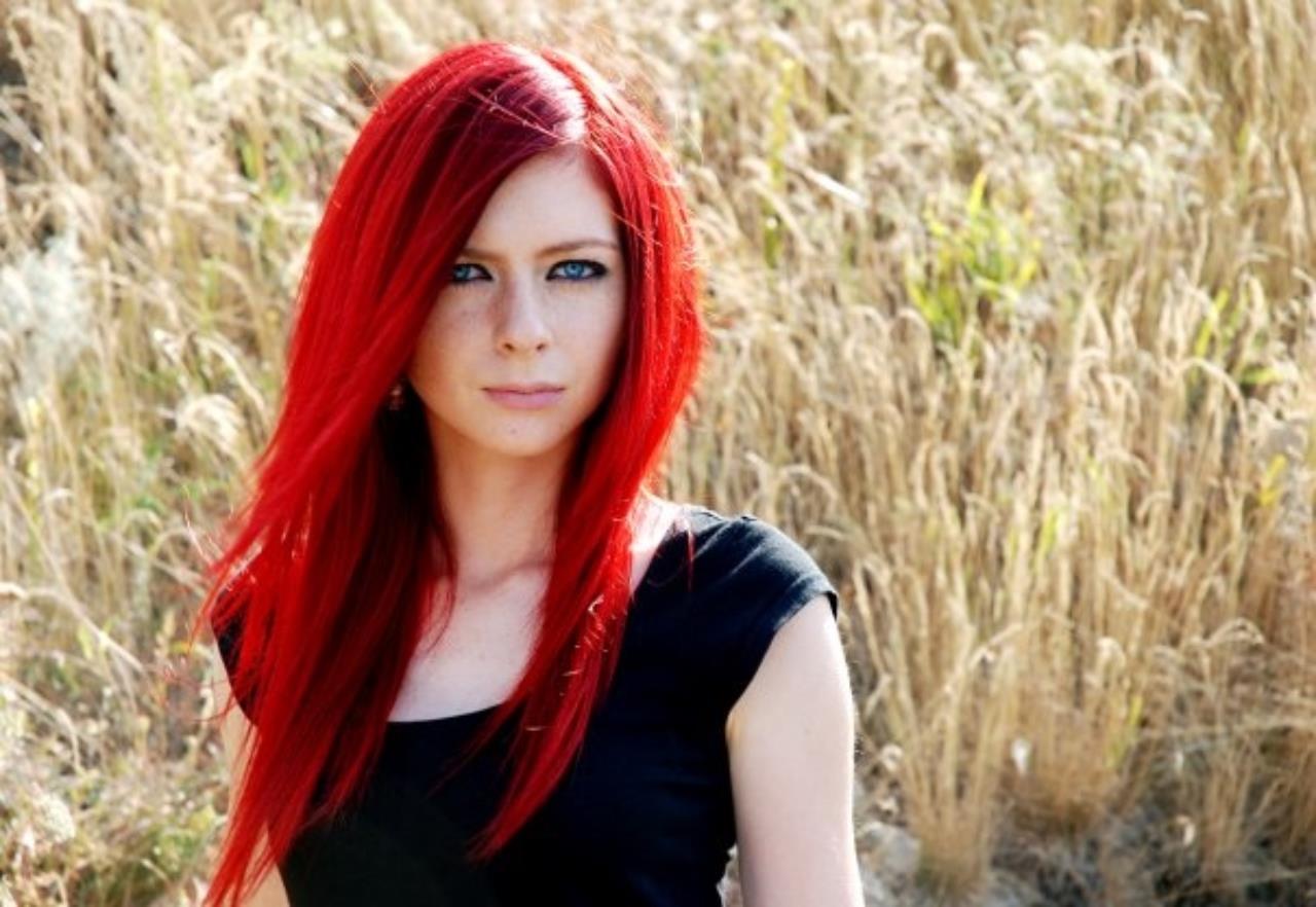 Видеоблогерша с красными волосами как ее зовут