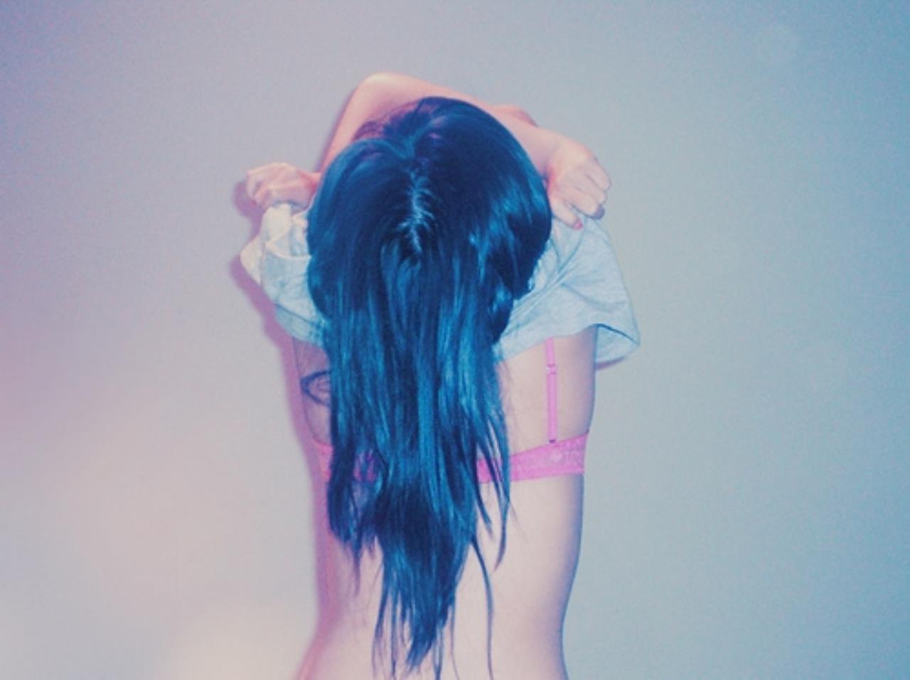 Девушка с синими волосами со спины