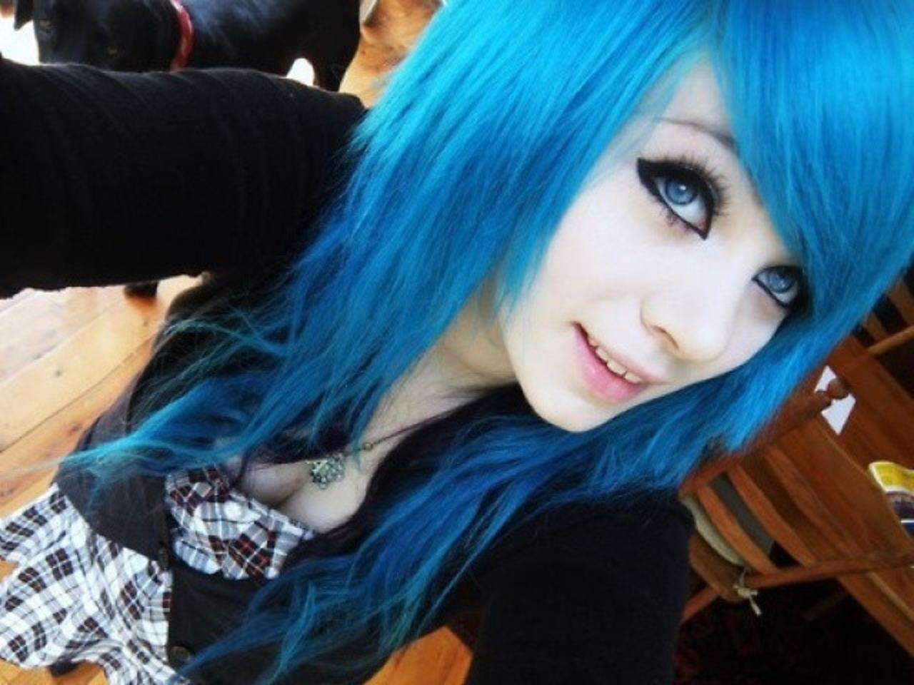Amber MCCRACKIN Blue hair
