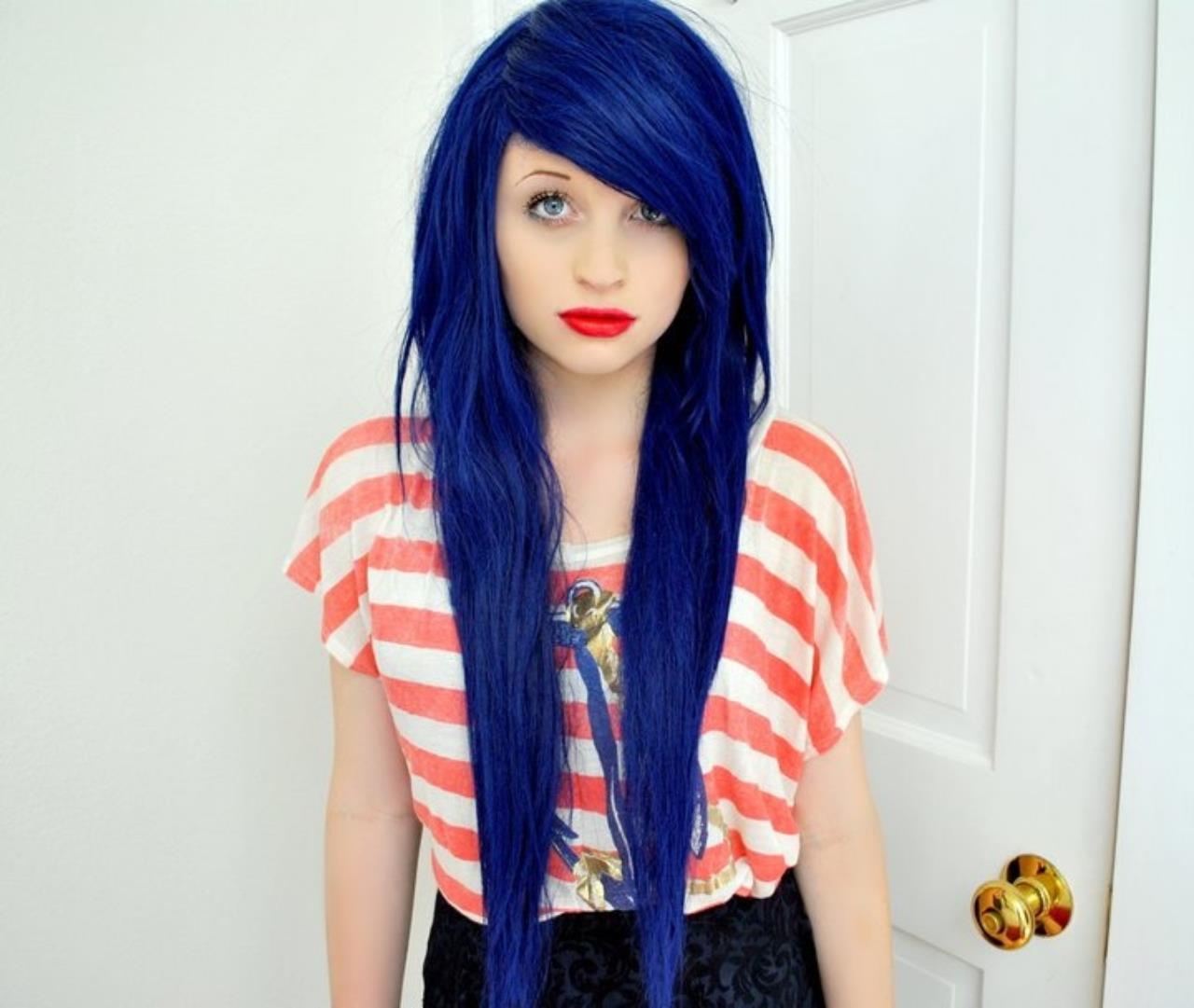 Подросток с тёмно-синими волосами девочка