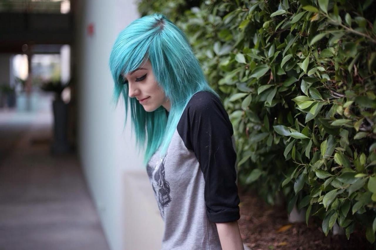 Синие волосы с зеленой челкой