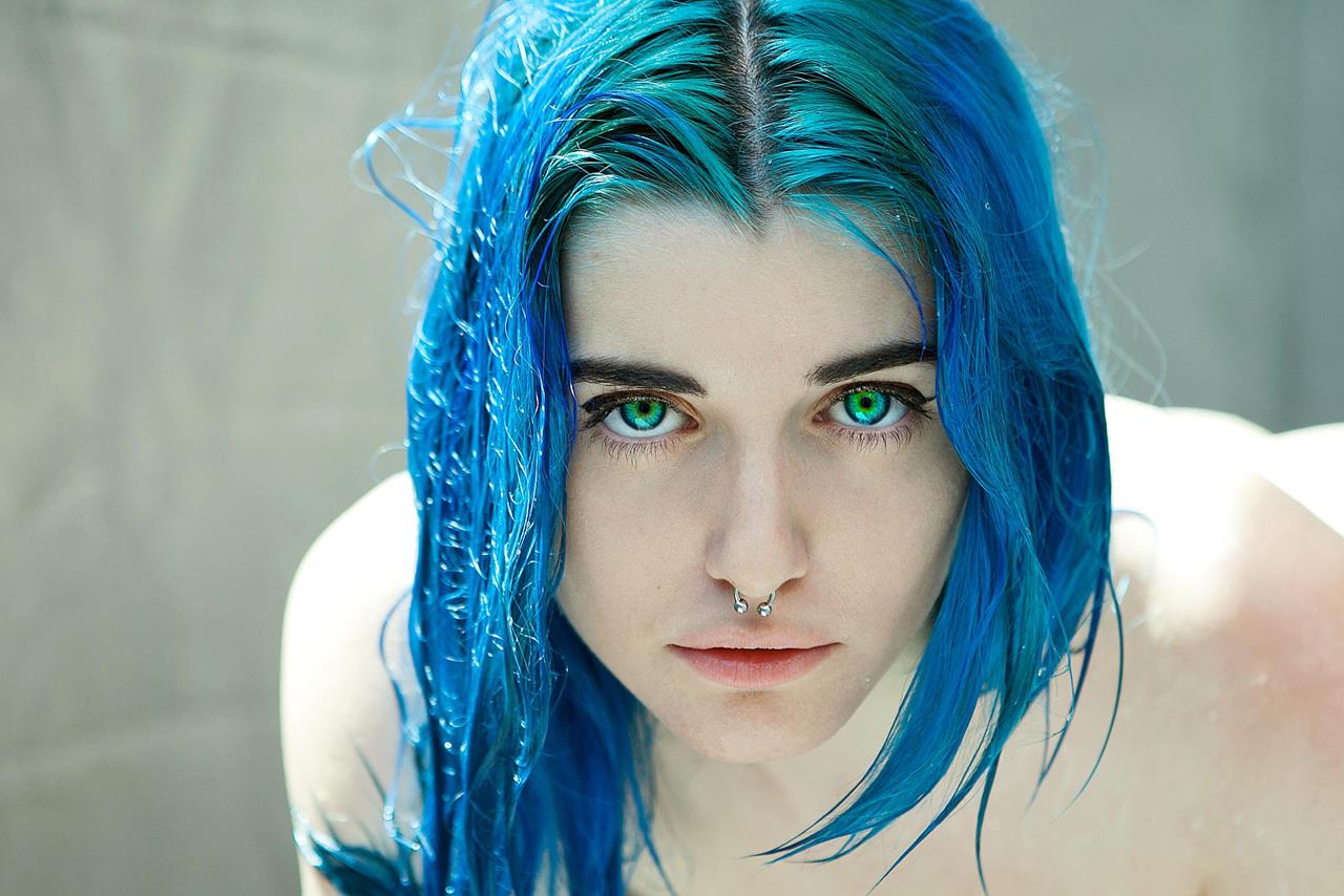 Девушка С Голубыми Волосами