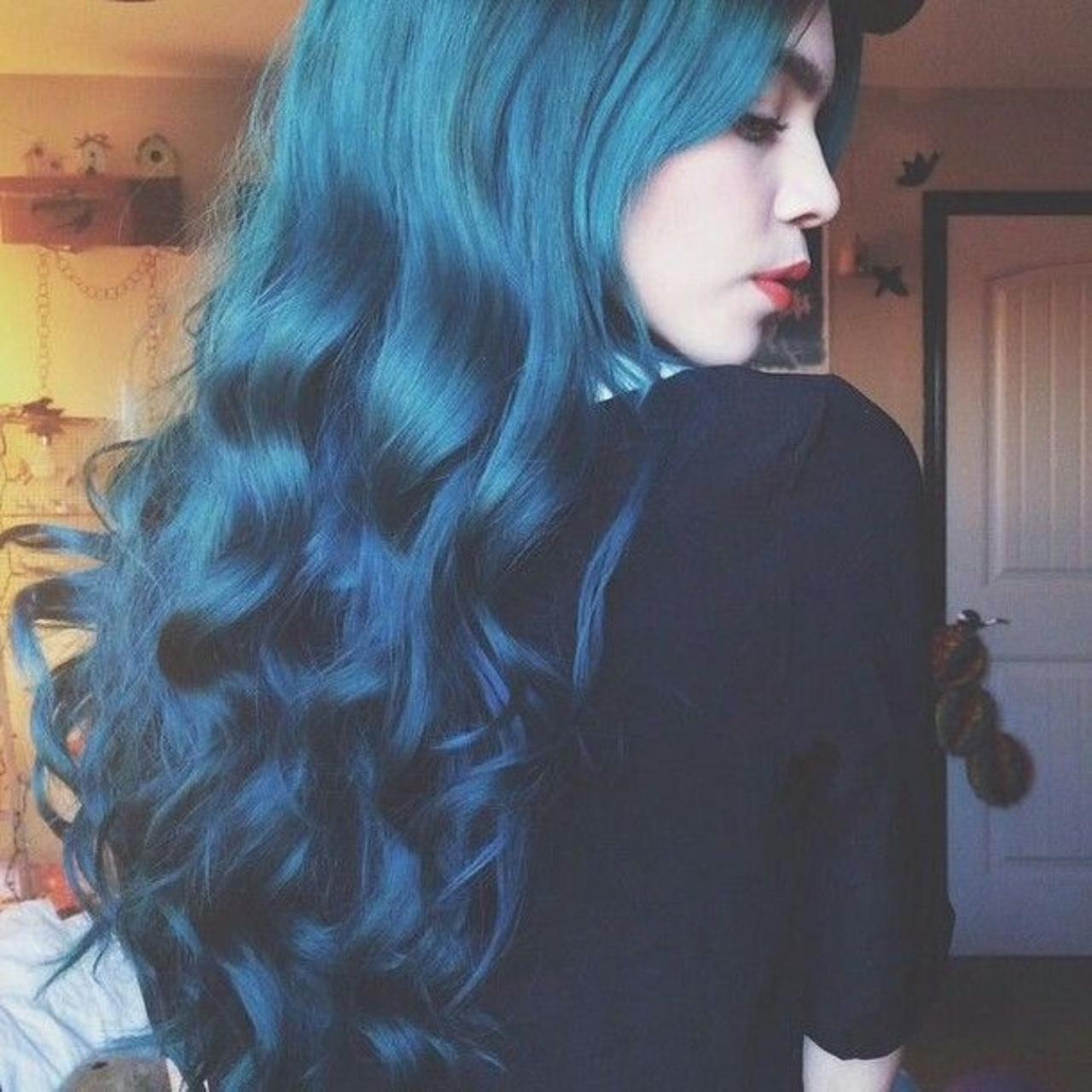 Синий цвет волос кудри