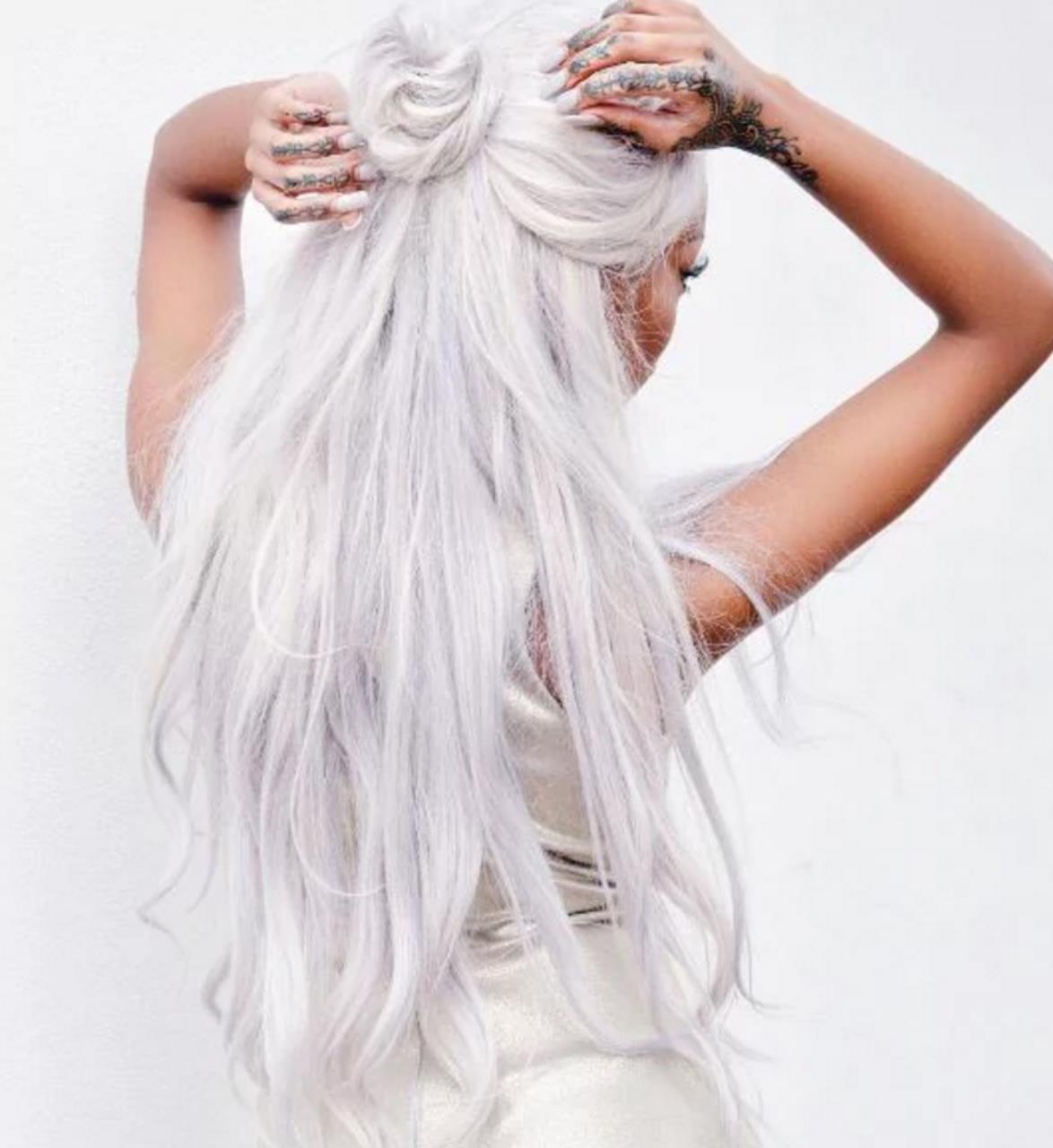 Фото девушки с белыми волосами со спины