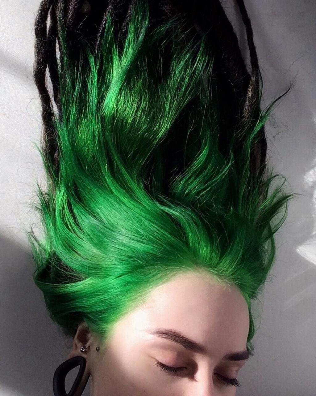 Что означает зеленый цвет на волосах