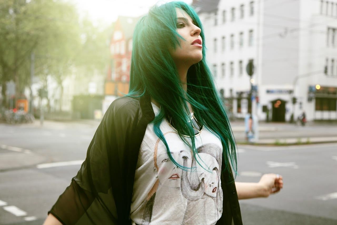 Девушка с зелеными волосами и с маской