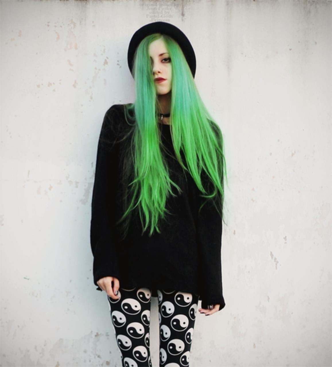 Девушка с зелеными волосами и с маской
