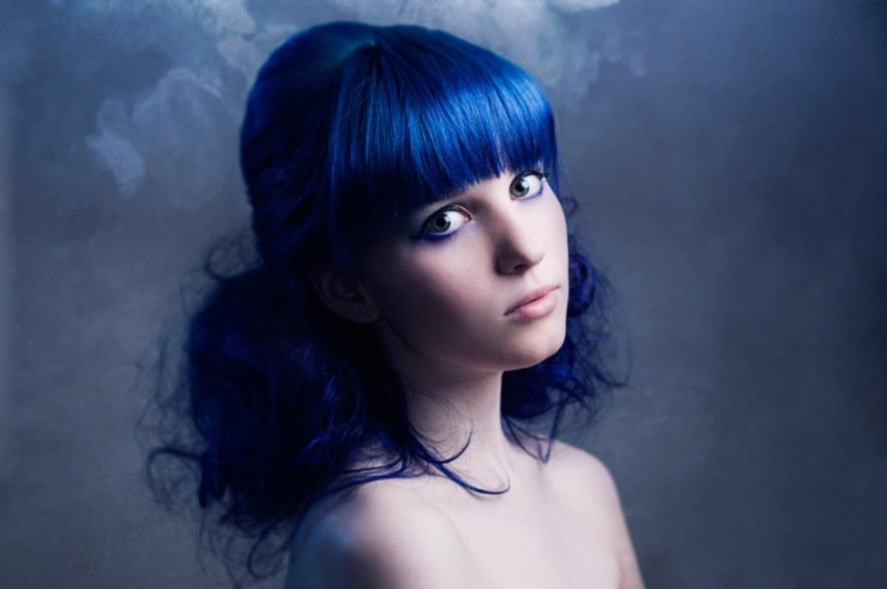 Темно синие волосы девушка